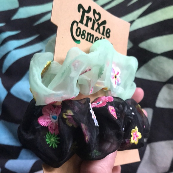 🌸💜🆕BNIP! NEVER WORN!Trixie Cosmetics RARE!SO!HARD TO GET!Scrunchies Set!💐🌻 - Picture 6 of 6
